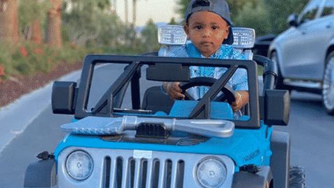 Les enfants stars adorent les voitures électriques