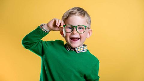 Mon enfant refuse de porter ses lunettes, comment faire ?