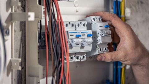 7 benefits of hiring a professional electrician