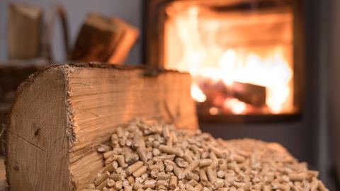 Découvrez les avantages des poêles à bois en fonte, en acier et en bois pour chauffer votre maison !