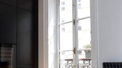 Style Haussmannien : 5 raisons d’opter pour la fenêtre en bois Tradilou du fabricant Atulam