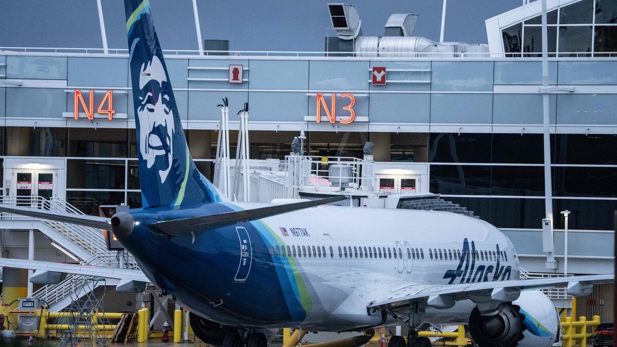 Régulateur américain exige l'immobilisation de certains Boeing 737 MAX 9 suite à un incident sur un vol d'Alaska Airlines