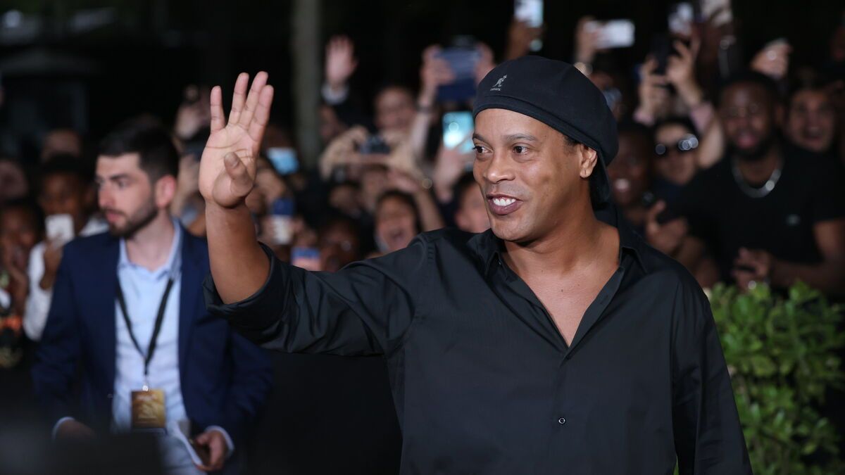 Ronaldinho devient mannequin lors de la Fashion Week de Paris