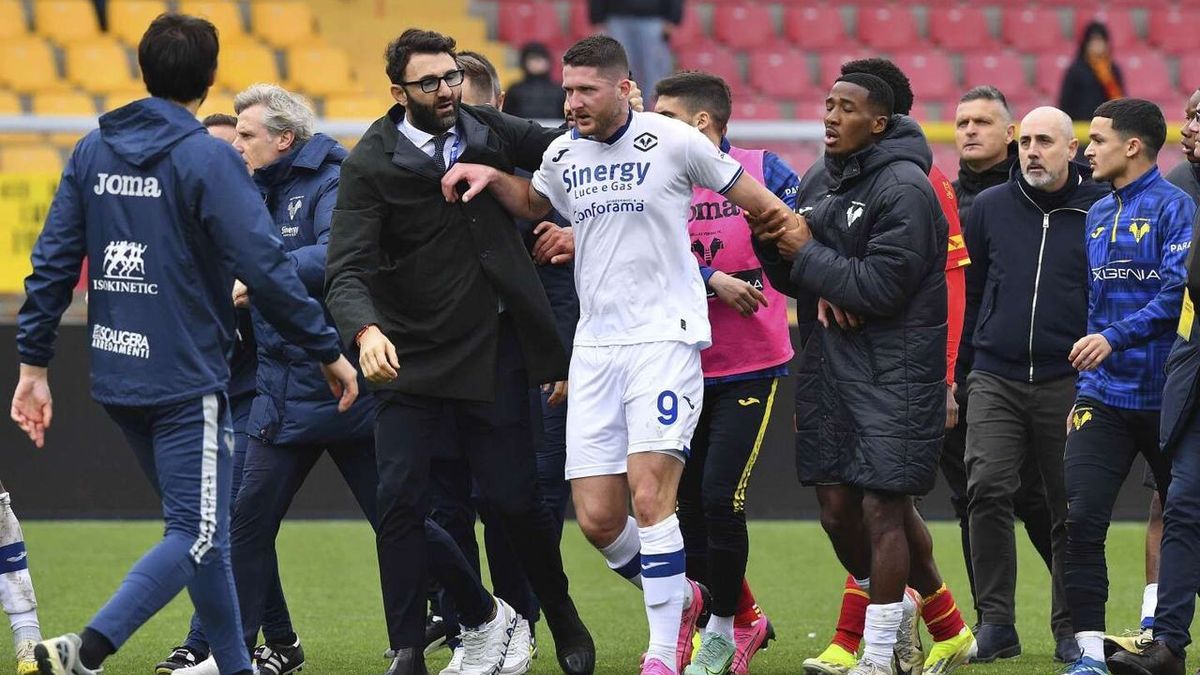 Le coach du club de Lecce en Italie assène un coup de tête à un footballeur de Vérone