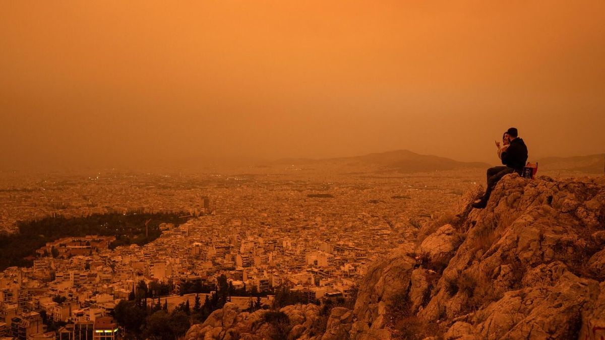 Un impressionnant nuage de poussière orange du Sahara envahit le ciel de la Grèce