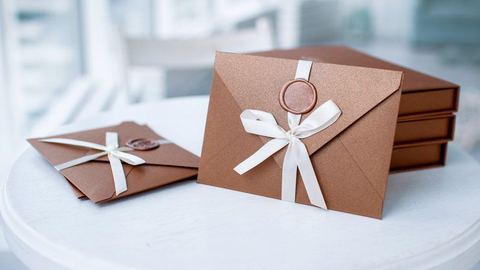 Anniversaire : que choisir entre la carte d’invitation imprimée et virtuelle ?