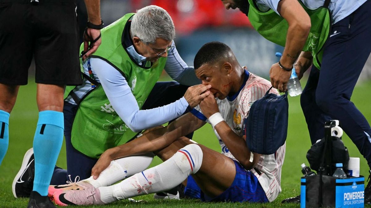 Kylian Mbappé se blesse au nez pendant le match Autriche-France: les supporters lui ont déjà sélectionné le masque idéal.