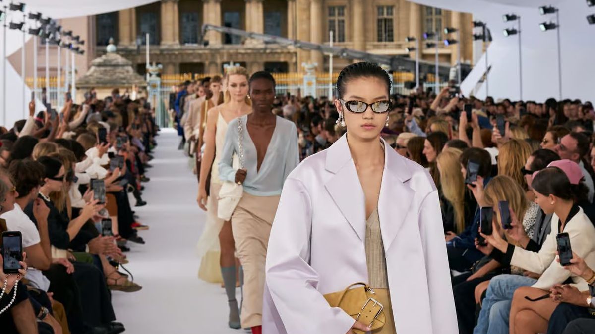Givenchy - Vêtements de Luxe c'est quoi en France en 2024 ?