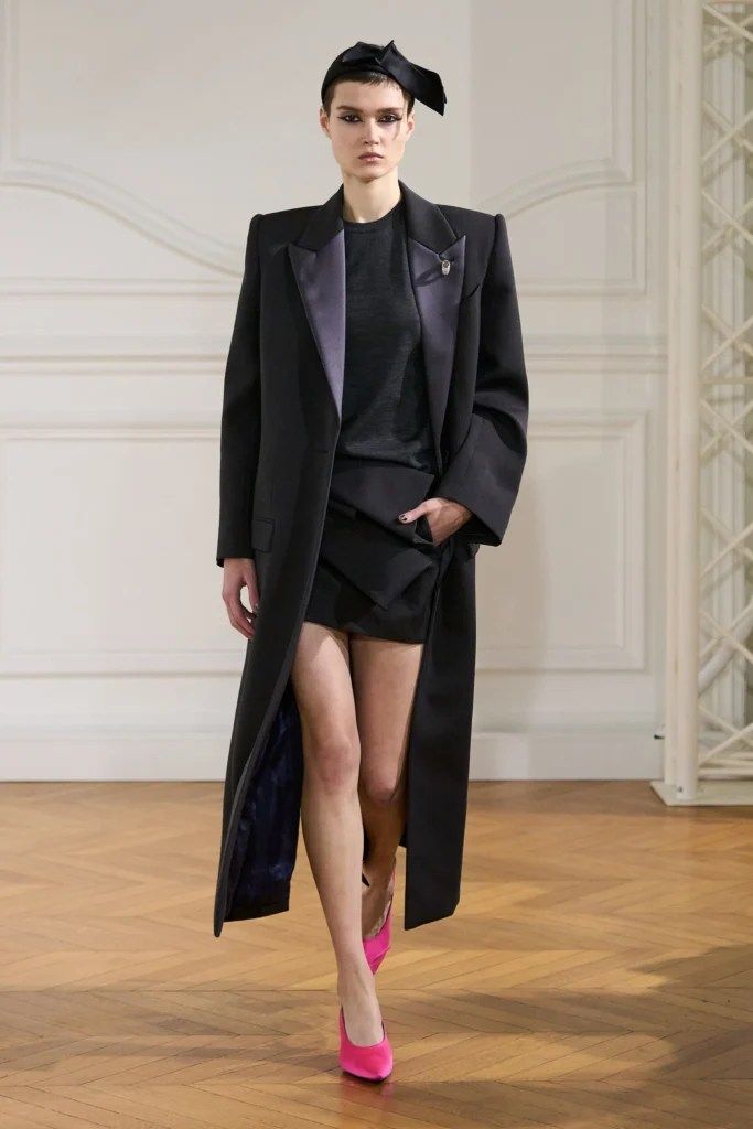 découvrez la collection givenchy luxe 2024, alliant élégance intemporelle et modernité audacieuse. explorez les nouveautés qui redéfinissent le luxe avec des pièces emblématiques et des designs innovants.
