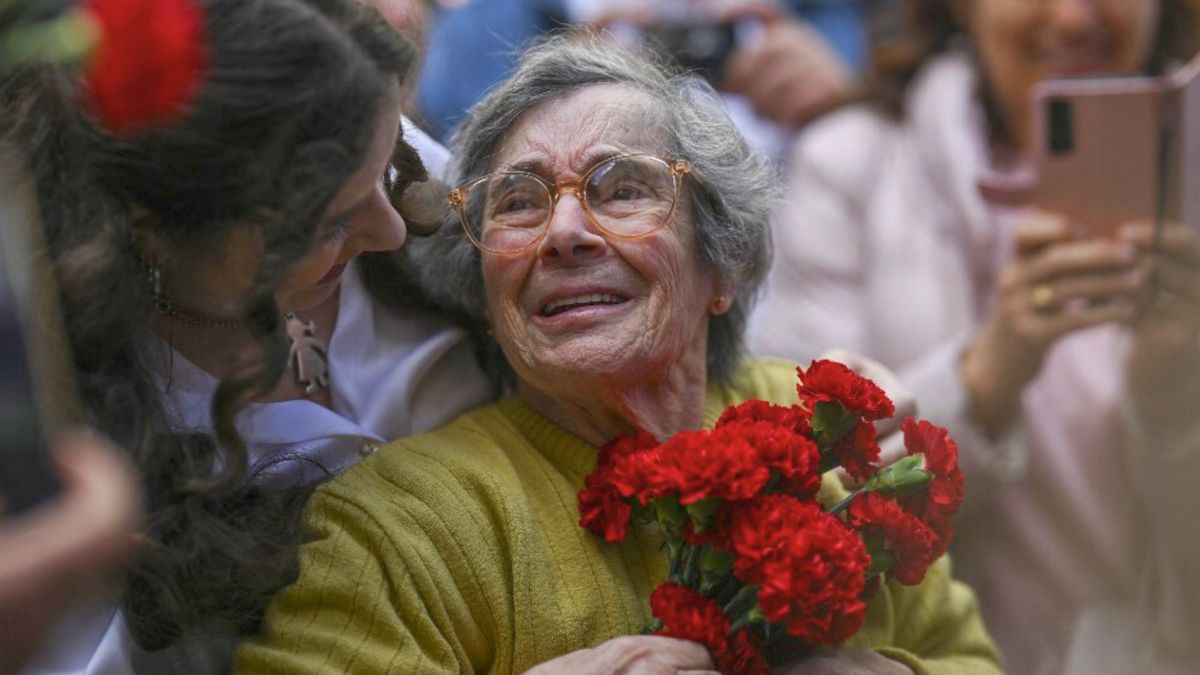 Décès de Céleste Caeiro, la "dame aux œillets", icône de la révolution portugaise de 1974