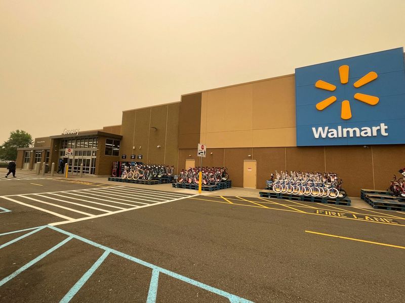découvrez l'impact de walmart sur l'indice dow jones et comment ce géant du commerce de détail influence les tendances du marché boursier. analyse des performances, des investissements et des perspectives économiques associées à walmart dans le contexte du dow jones.