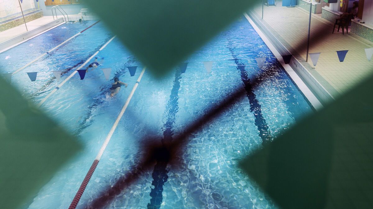 Face à une hausse record de plaintes pour voyeurisme, les piscines parisiennes deviennent un terrain de jeu pour les pervers