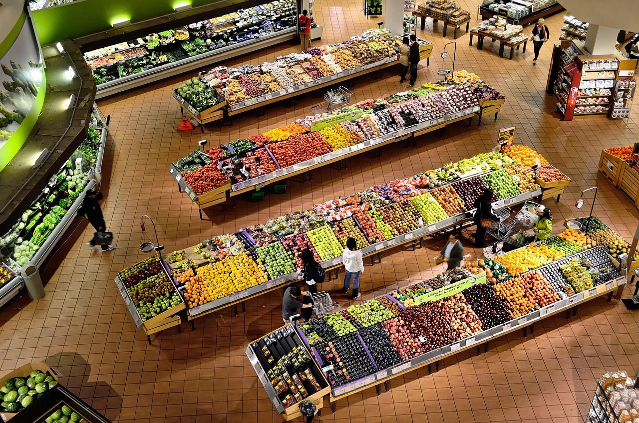 Une démarche durable qui fait sens sur toute la ligne />
Derrière les produits, une démarche de fond se déploie depuis des années. L’enseigne ne cherche pas simplement à vendre du terroir : elle défend une vision responsable et durable. Le choix du circuit court, de l’élevage local, du conditionnement réfléchi témoigne de cette cohérence.

Les producteurs impliqués partagent des valeurs communes. Ils ne font pas la course au rendement, mais cultivent un lien respectueux avec leurs animaux et leurs terres. L’approche RSE, récompensée par un label « Engagé – Niveau Exemplaire », valide cette stratégie de long terme.

Cette rigueur rejaillit dans l’expérience client. Acheter un produit ici, ce n’est pas seulement remplir un panier. C’est participer à un écosystème vivant, où chaque acteur compte : du paysan au préparateur, du cuisinier au vendeur. Une invitation à consommer autrement, sans renoncer au goût.</div> <section class=