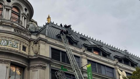 Une femme sur le point de se jeter du toit du Printemps a été sauvée par les pompiers