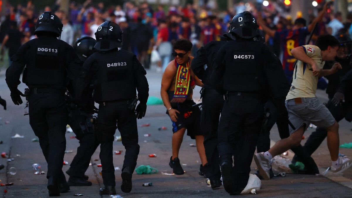 Barça-PSG : Ambiance festive chez les fans parisiens, relations tendues entre la police et les supporters barcelonais