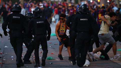 Barça-PSG : Ambiance festive chez les fans parisiens, relations tendues entre la police et les supporters barcelonais