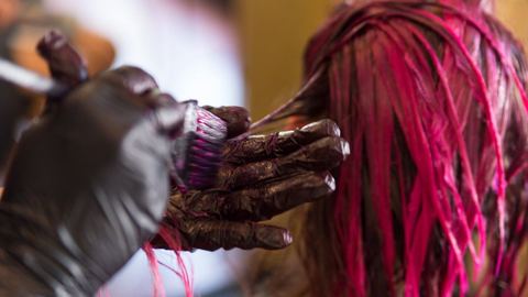 Dangers des teintures pour cheveux : brûlures, œdèmes et allergies sévères, alerte l'ANSES