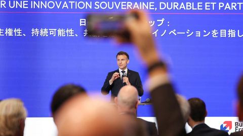 Emmanuel Macron loue la coopération économique franco-japonaise lors de sa visite au Japon.