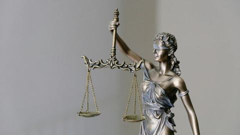 En France, un dirigeant de PME écoppe de trois ans de prison pour esclavage moderne.