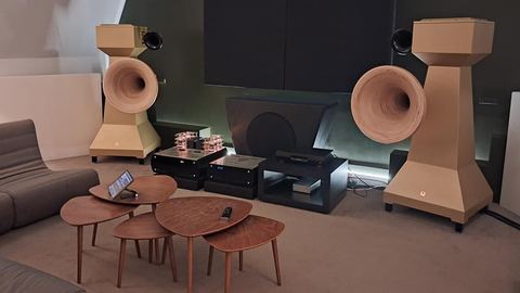 France : le succès des bars audiophiles, redécouverte de la musique en écoute optimale.