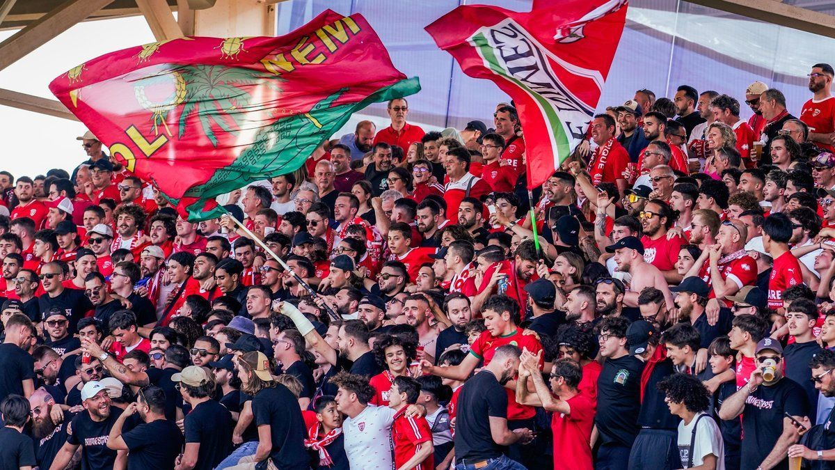 Nîmes Olympique s'impose 3-0 contre l'AS Cannes et rêve de Ligue 3.