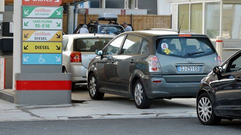 Prix du carburant : Pourquoi la France maintient-elle ses taxes en pleine crise pétrolière ?