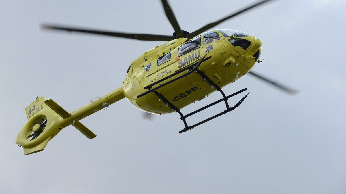 Quatre jeunes de 16 à 18 ans perdent la vie dans un accident de voiture contre un arbre.