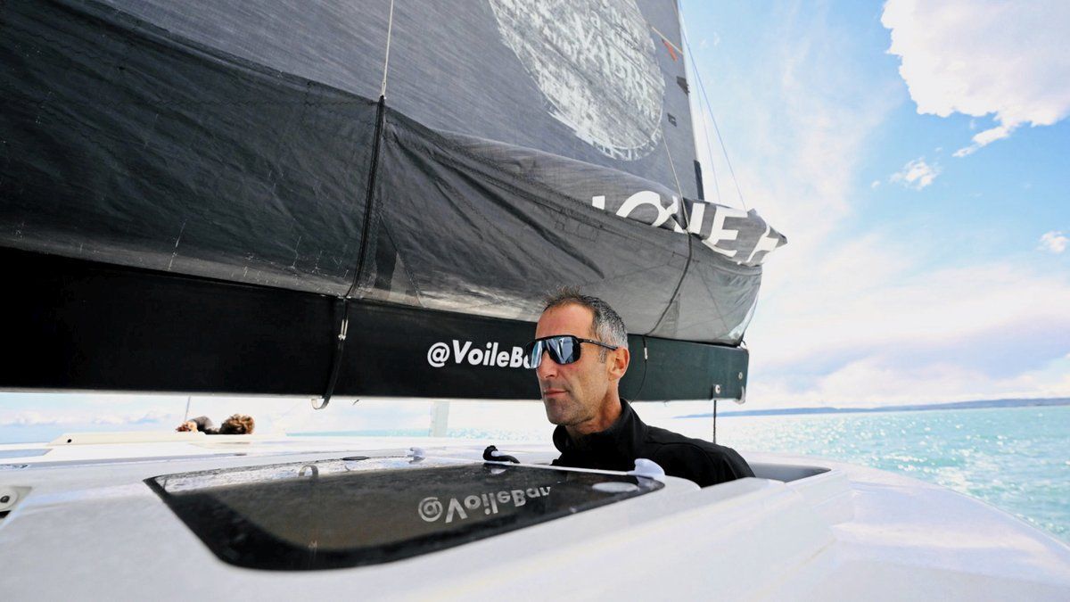 À bord du maxi Trimaran d’Armel le Cléac’h, un géant de 32 mètres qui "vole" sur l’eau.