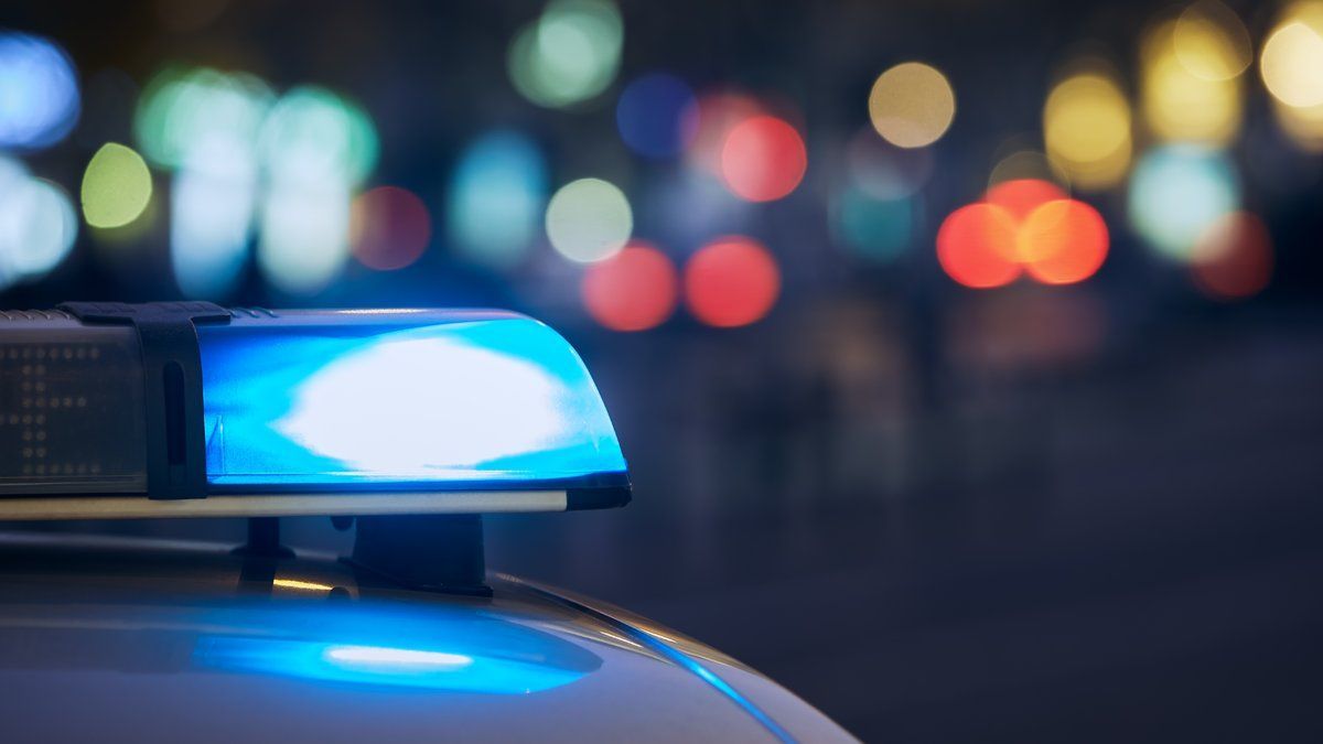 Assaillant armé de couteaux blesse voisins et charge les policiers : abattu lors de l'intervention.