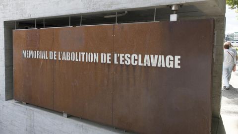 France : Macron aborde prudemment les « réparations » de l'esclavage.