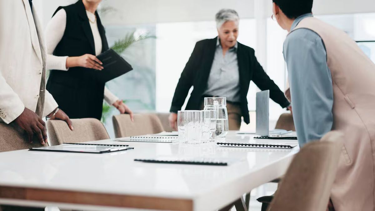 Ranger ou non sa chaise après le repas : ce que cela révèle de votre personnalité