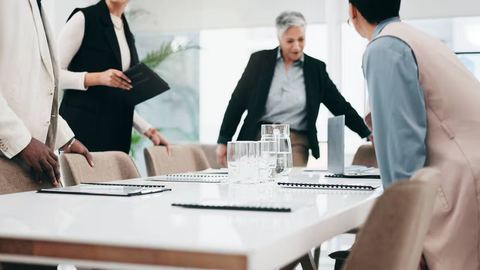Ranger ou non sa chaise après le repas : ce que cela révèle de votre personnalité