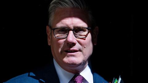 Royaume-Uni : Keir Starmer sous pression après une lourde défaite électorale.
