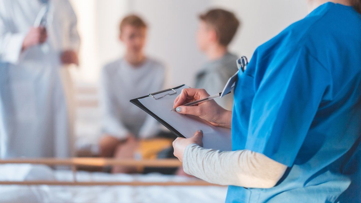Une infirmière simule une grossesse et un décès pour obtenir des congés : radiée par l’hôpital.