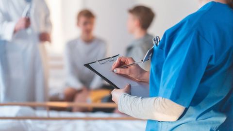 Une infirmière simule une grossesse et un décès pour obtenir des congés : radiée par l’hôpital.