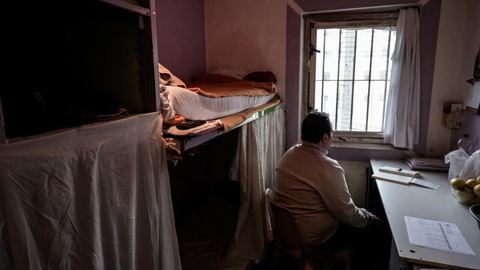 Canicule et "catastrophe pénitentiaire" dans les prisons françaises