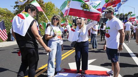 Coupe du Monde 2026 : hymne iranien hué, des opposants lancent “Plus jamais d’ayatollahs !” dans le stade.