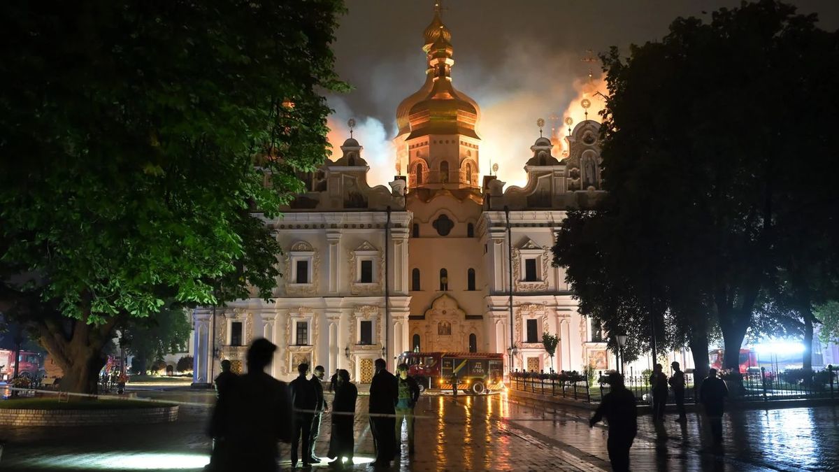 EN DIRECT : Attaque russe massive sur Kiev, la cathédrale de la Dormition en feu.