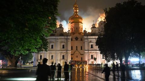 EN DIRECT : Attaque russe massive sur Kiev, la cathédrale de la Dormition en feu.