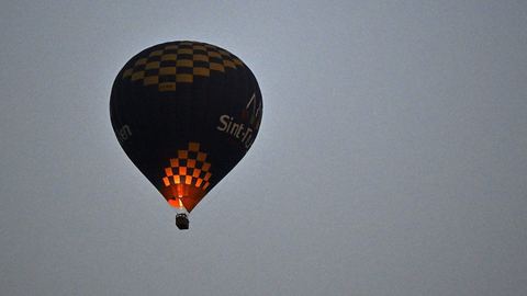 Il saute d'une montgolfière en vol, son corps retrouvé dans un jardin.