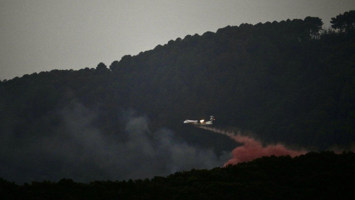 Incendie spectaculaire dans le Gard : un massif des Salles-du-Gardon ravagé, près de 100 pompiers mobilisés.