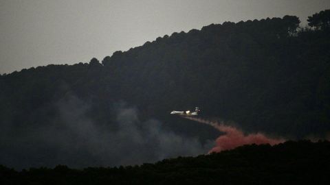 Incendie spectaculaire dans le Gard : un massif des Salles-du-Gardon ravagé, près de 100 pompiers mobilisés.