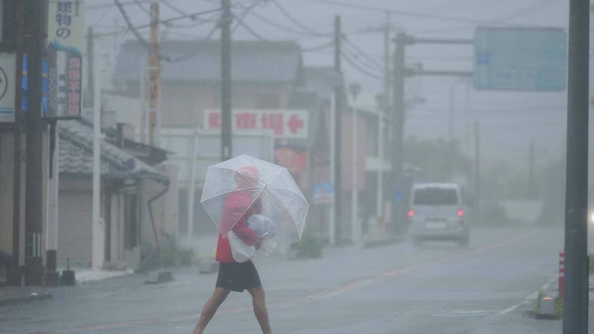 Japon : tempête violente cause neuf blessés et 47 000 foyers sans électricité.