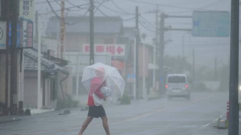 Japon : tempête violente cause neuf blessés et 47 000 foyers sans électricité.