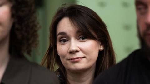 « Propagande pro-russe : Manifestants à Paris visent Xenia Fedorova et demandent des sanctions »