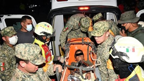 Venezuela : Un père et son fils retrouvés vivants quatre jours après le séisme.