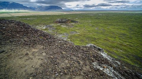 Des décennies de régénération menacées : deux touristes français détruisent la toundra islandaise en Land Rover et récidivent malgré l’amende.