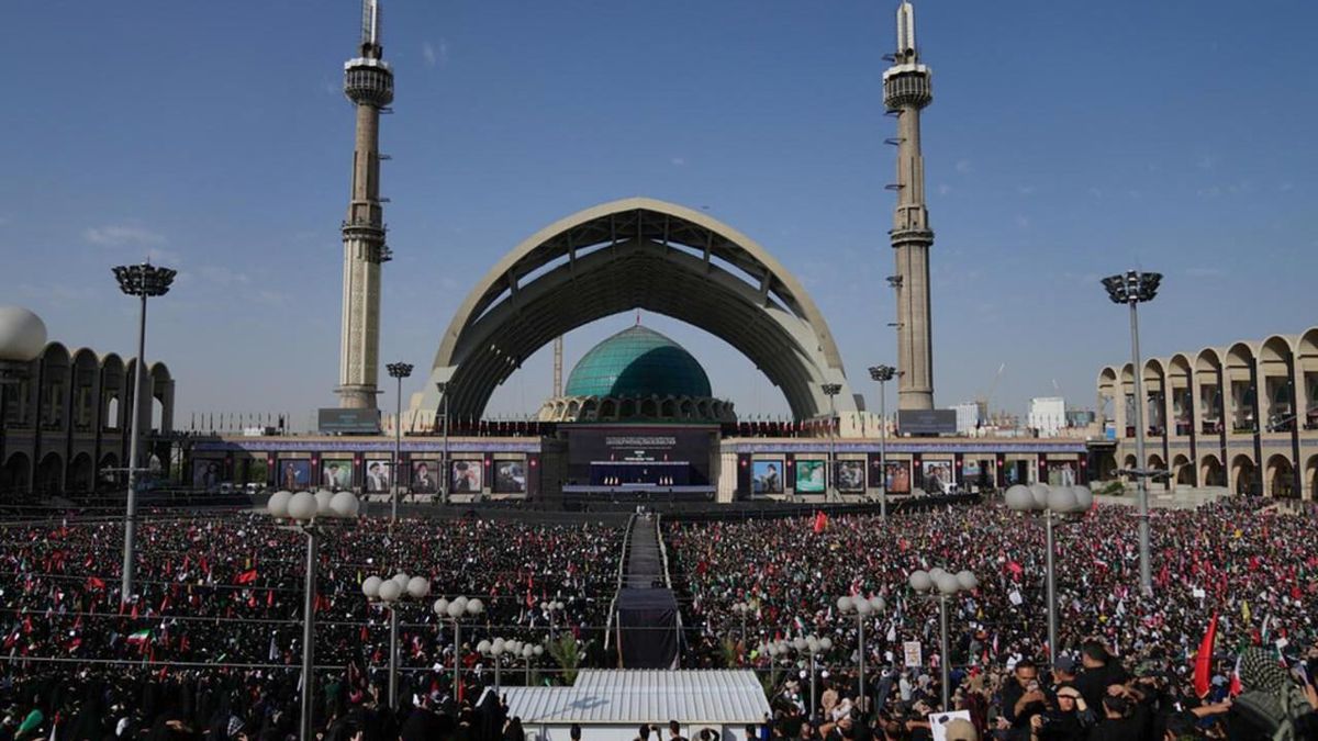En direct : hommage national à Ali Khamenei, l'ancien guide suprême iranien.