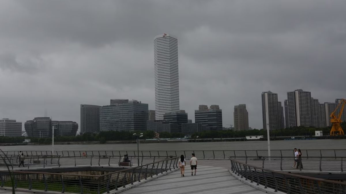 Le typhon Bavi touche la Chine, puis devient tempête tropicale.
