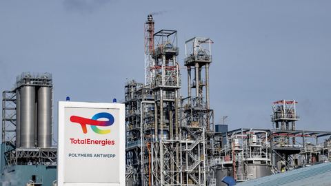 TotalEnergies double ses bénéfices et relance le débat sur la taxation des géants polluants